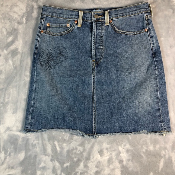 Levi's Women's Mini Denim Skirt with Dark Bule Flower Accent Size 8 - Picture 10 of 10